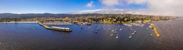 Vista Aérea Ciudad Monterey California Con Muchos Yates Atracados Muelle —  Fotos de Stock