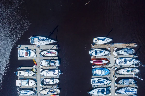 Вид Воздуха Город Монтерей Калифорнии Многими Яхтами Причаливающими Пирсу — стоковое фото