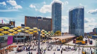 Alışverişçiler Stratford, Londra 'daki Stratford İstasyonu yakınlarındaki Stratford Center' a doğru gidiyorlar..