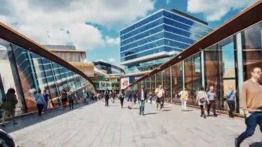 Alışverişçiler Stratford, Londra 'daki Stratford İstasyonu yakınlarındaki Stratford Center' a doğru gidiyorlar..