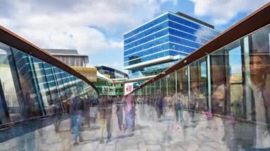 Alışverişçiler Stratford, Londra 'daki Stratford İstasyonu yakınlarındaki Stratford Center' a doğru gidiyorlar..