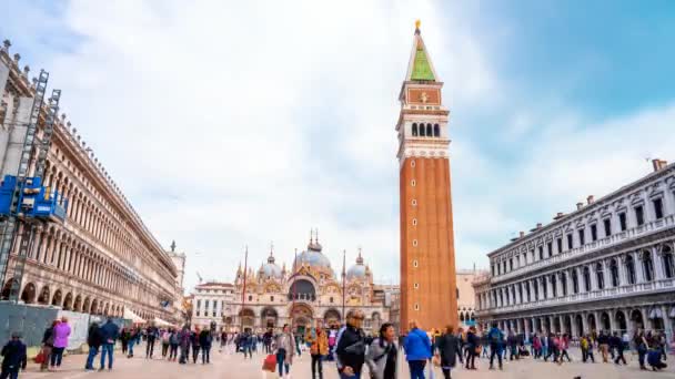 圣马可广场 Piazza San Marco 与圣马可大教堂 Basilica Saint Mark 和意大利威尼斯圣马可坎帕尼尔斯 Mark — 图库视频影像