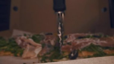 Ev yapımı İtalyan pizzası, makro yakın görüntü, malzeme ayrıntıları, 4K 'da gerçek zamanlı..