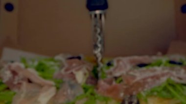 Ev yapımı İtalyan pizzası, makro yakın görüntü, malzeme ayrıntıları, 4K 'da gerçek zamanlı..