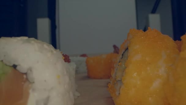 Κοντινό Πλάνο Του Φρέσκου Νόστιμο Ιαπωνικό Πιάτο Σούσι Στο Τραπέζι — Αρχείο Βίντεο