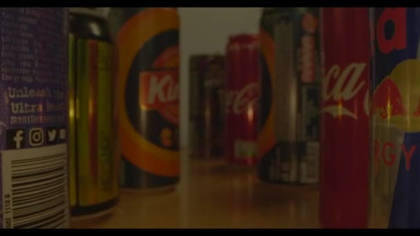 Close Refrescantes Latas Cola Coca Mesa — Vídeo de Stock