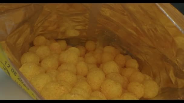 Macro Close Zicht Chips Pack Met Chips Binnen Schuif Verpakking — Stockvideo