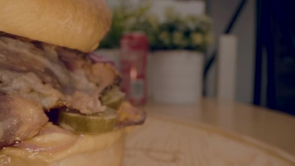 Κοντινό Πλάνο Του Νόστιμα Fast Food Burger Κρέας Στο Τραπέζι — Αρχείο Βίντεο