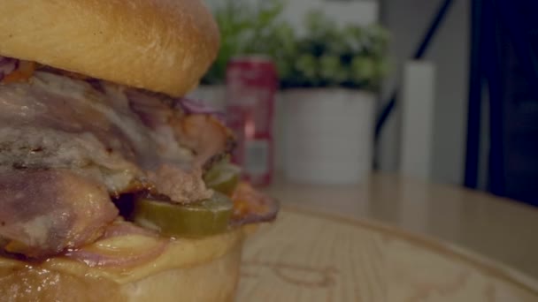 Közel Finom Gyorskaja Burger Hússal Asztalon — Stock videók