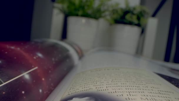 macro vue rapide passé à l'intérieur du livre comme il se ferme lentement filmé en 4k.