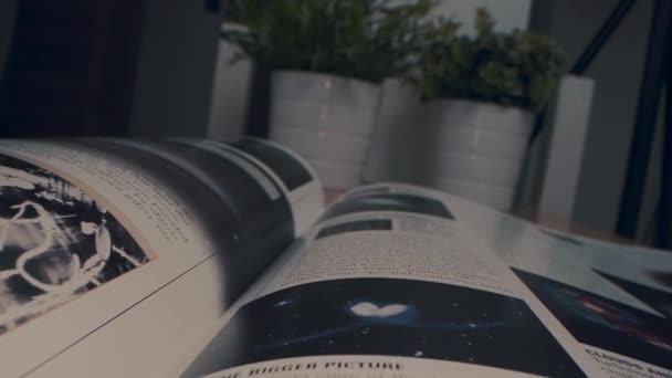 macro vue rapide passé à l'intérieur du livre comme il se ferme lentement filmé en 4k.