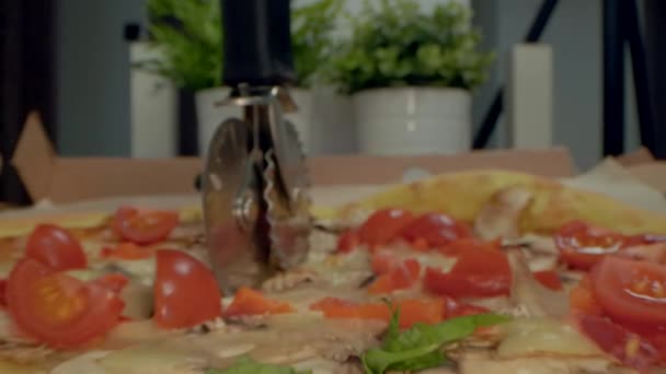 自家製イタリアンピザ マクロクローズアップビュー 食材の詳細 4Kでリアルタイム — ストック動画