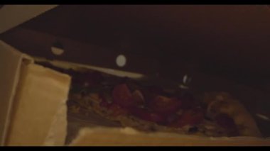 Ev yapımı İtalyan pizzası, makro yakın görüntü, malzeme ayrıntıları, 4K 'da gerçek zamanlı..