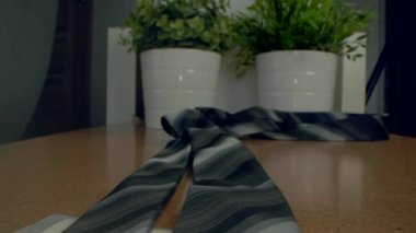 Ahşap masadaki moda erkek kravatını kapat.