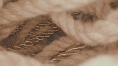 İpin makro görüntüsünü kapat. İp yığınının içinden görüntüle.