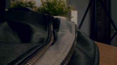 Siyah deri ceketin fermuarlı Macro görüntüsü..