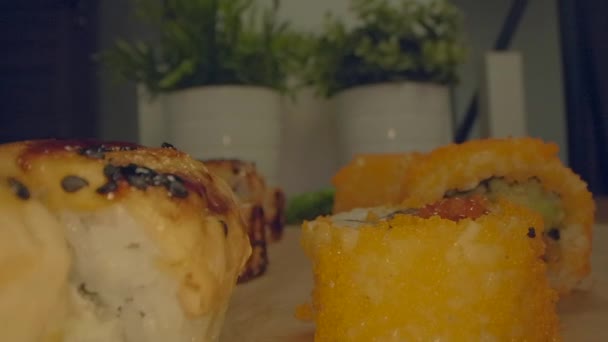 Primo Piano Fresco Gustoso Piatto Sushi Giapponese Sul Tavolo Casa — Video Stock