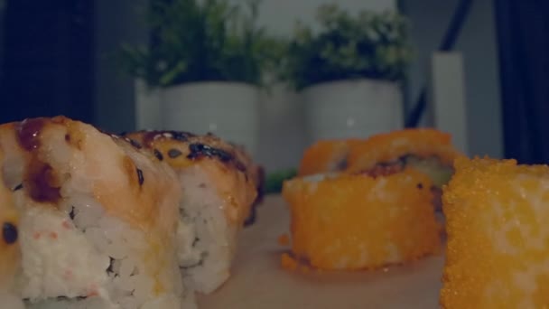 Close Prato Sushi Japonês Saboroso Fresco Mesa Casa — Vídeo de Stock