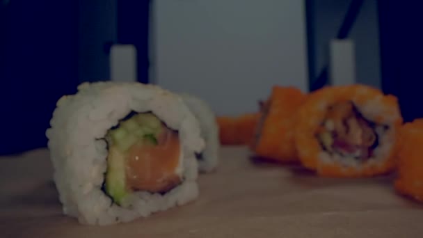 Közelkép Friss Ízletes Japán Sushi Étel Asztalon Otthon — Stock videók