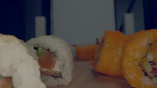 Κοντινό Πλάνο Του Φρέσκου Νόστιμο Ιαπωνικό Πιάτο Σούσι Στο Τραπέζι — Αρχείο Βίντεο