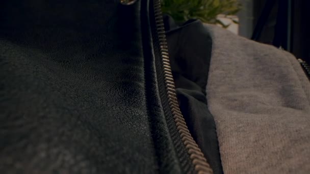 ジッパー付きブラックレザージャケットのマクロビュー — ストック動画