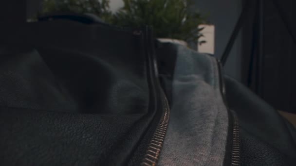ジッパー付きブラックレザージャケットのマクロビュー — ストック動画