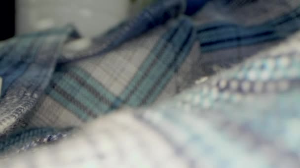 Fermer macro vue de la chemise avec des boutons. Je glisse la chemise. Texture textile.