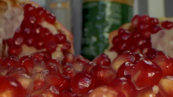 Makro Pohled Otevřené Granátové Jablko Červenými Zralými Zrny — Stock video