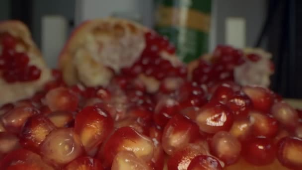 Makroaufnahme Des Offenen Granatapfels Mit Roten Reifen Körnern — Stockvideo