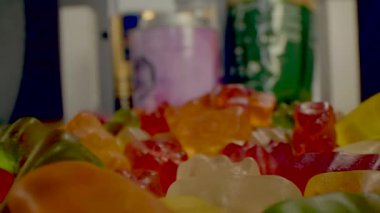 Makro parlak renkli jöle şekerlerinin dönüşümlü videosunu kapat. Düz üst görünüm.