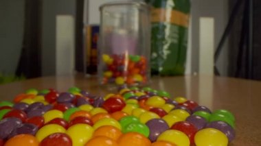 Makro yakın çekim seyahati renkli çikolata şekerleri yığını üzerinde yeni makro lens kullanarak.