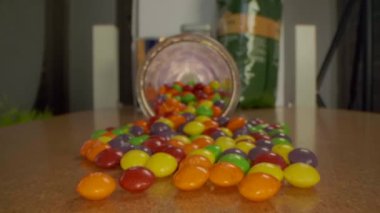 Makro yakın çekim seyahati renkli çikolata şekerleri yığını üzerinde yeni makro lens kullanarak.