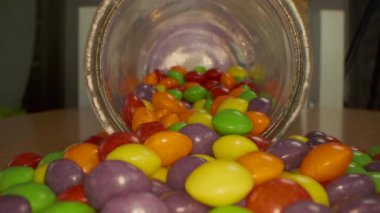 Makro yakın çekim seyahati renkli çikolata şekerleri yığını üzerinde yeni makro lens kullanarak.