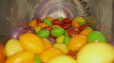 Makro yakın çekim seyahati renkli çikolata şekerleri yığını üzerinde yeni makro lens kullanarak.