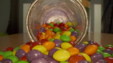 Makro yakın çekim seyahati renkli çikolata şekerleri yığını üzerinde yeni makro lens kullanarak.