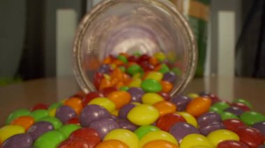 Makro yakın çekim seyahati renkli çikolata şekerleri yığını üzerinde yeni makro lens kullanarak.