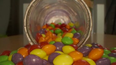 Makro yakın çekim seyahati renkli çikolata şekerleri yığını üzerinde yeni makro lens kullanarak.