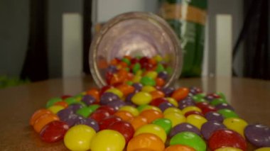 Makro yakın çekim seyahati renkli çikolata şekerleri yığını üzerinde yeni makro lens kullanarak.