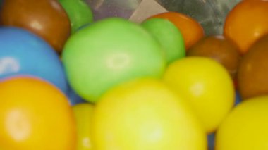 Makro yakın çekim seyahati renkli çikolata şekerleri yığını üzerinde yeni makro lens kullanarak.
