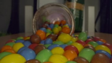Makro yakın çekim seyahati renkli çikolata şekerleri yığını üzerinde yeni makro lens kullanarak.