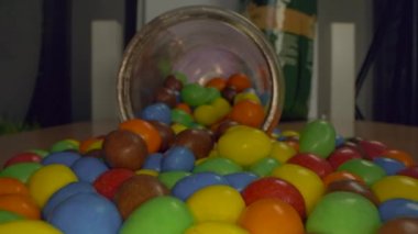Makro yakın çekim seyahati renkli çikolata şekerleri yığını üzerinde yeni makro lens kullanarak.
