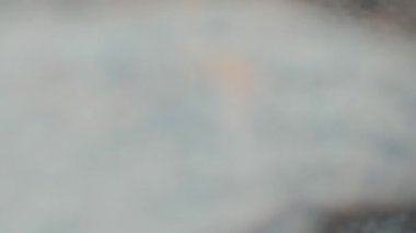 Masadaki sıcak örülmüş yün atkıyı kapat.