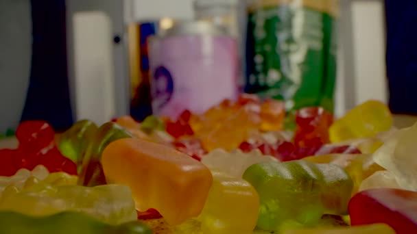 매크로는 맛있는 사탕이 회전하는 영상을 클로즈업 합니다 위에서 바라본 — 비디오