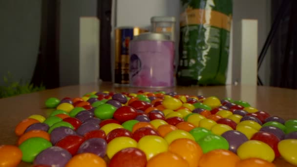 Macro Close Reizen Een Stapel Kleurrijke Chocolade Snoepjes Met Behulp — Stockvideo