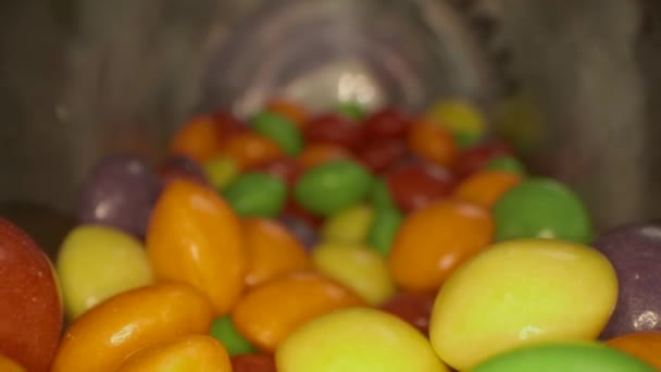 Makro Zbliżenie Podróży Stos Kolorowych Cukierków Czekoladowych Przy Użyciu Nowego — Wideo stockowe