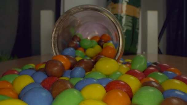 宏观特写旅行在一堆彩色巧克力糖果上使用新的宏观镜头 — 图库视频影像