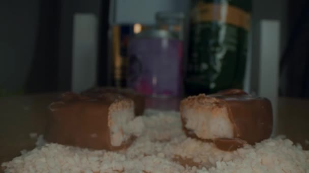 Macro Close Zicht Gebroken Chocoladereep Van Chocolade Met Kokosnoot — Stockvideo