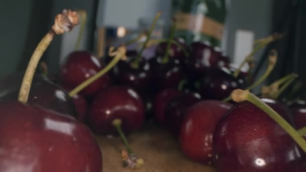 新鮮な熟したチェリーがクローズアップされます 果実をスライドさせます マクロ桜ビュー — ストック動画