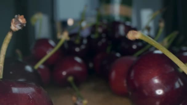 Čerstvé Zralé Třešně Zblízka Proklouzávám Mezi Bobulemi Zobrazení Makra Třešní — Stock video