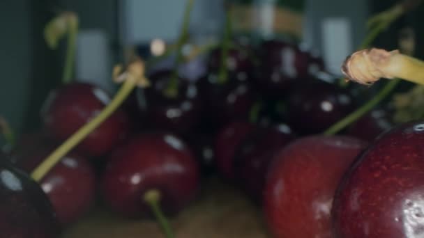 新鮮な熟したチェリーがクローズアップされます 果実をスライドさせます マクロ桜ビュー — ストック動画